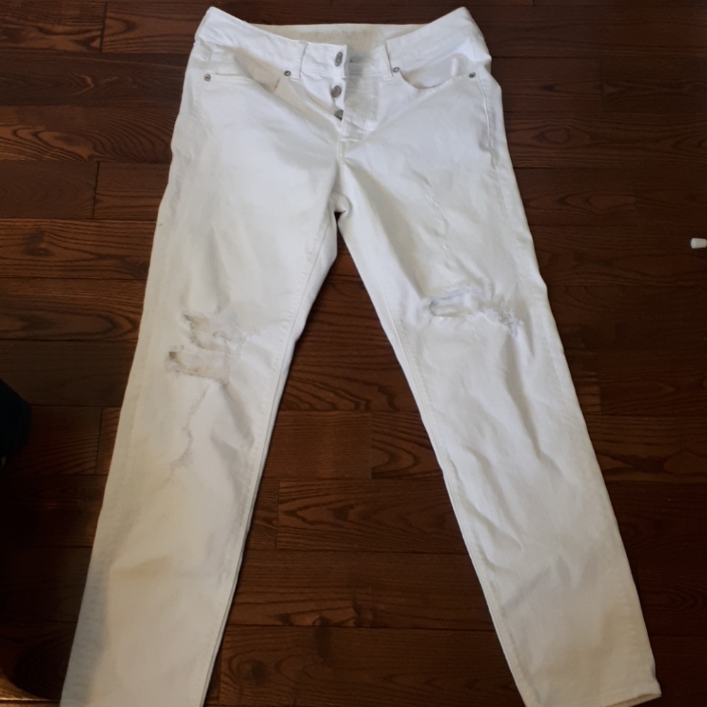 AE White Tomgirl Distressed Jeans
